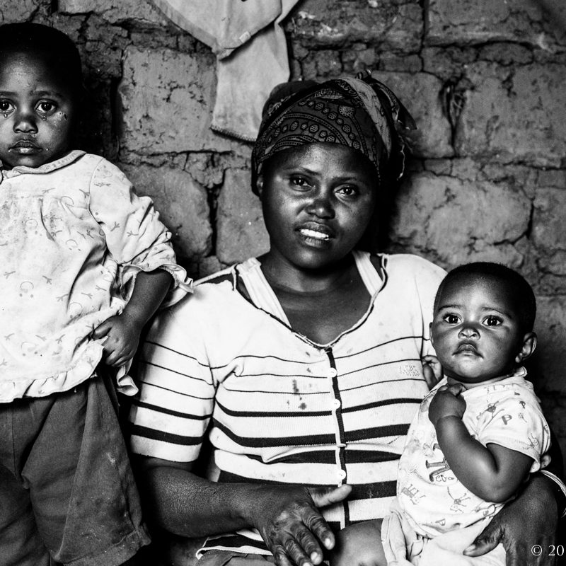 A woman from the Red Rocks Rwanda cooperative poses at home with her two children in Musanze, February 2nd, 2019.
Une femme de la coopérative Red Rocks Rwanda pose chez elle avec ses deux enfants, à Musanze, 2 Février 2019.