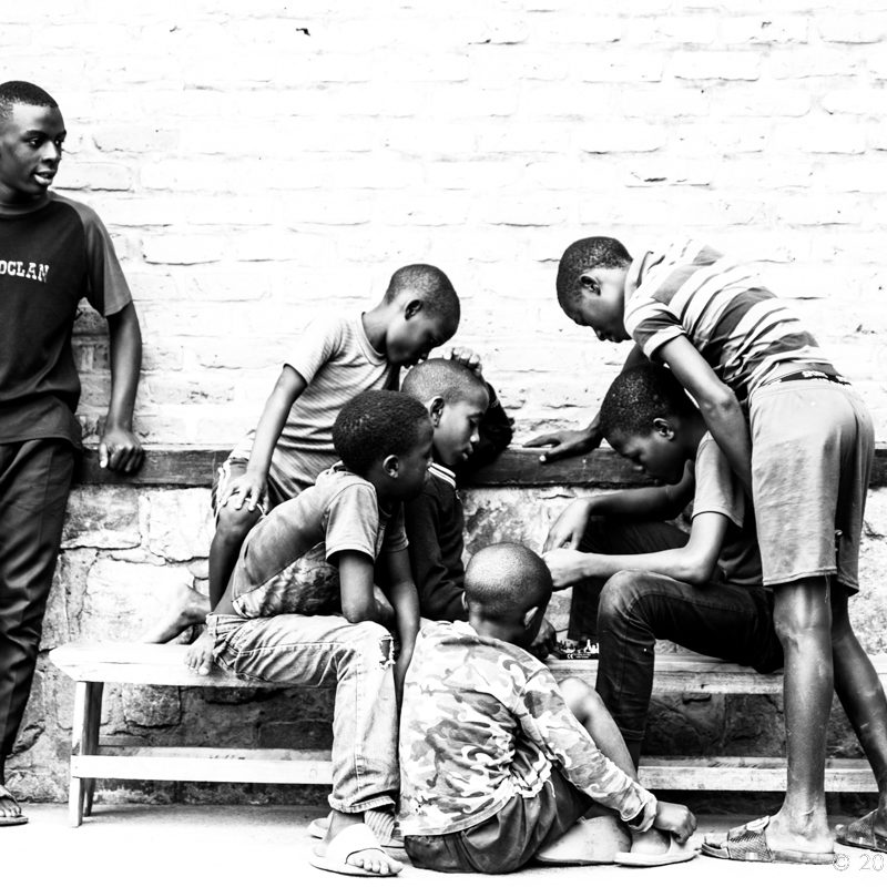 At the NGO The Root Foundation, Umuganda Day, the mandatory monthly meeting of community work, little boys play in the yard, in Kigali, January 26, 2019.
À l'ONG The Root Foundation, jour d'Umuganda, le rendez-vous mensuel obligatoire de travaux communautaires, les petits garçons jouent dans la cours, à Kigali, 26 Janvier 2019.